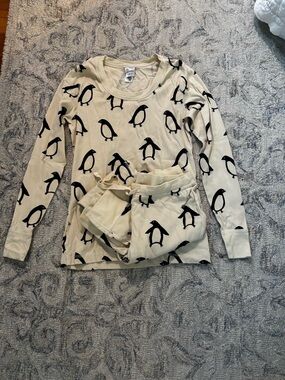 Hannah Andersson Long John Holiday Squeaky the Penguin Print Pajama Set.